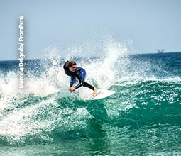 Surf en playa Lobitos
