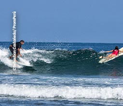 Surf en playa de Máncora