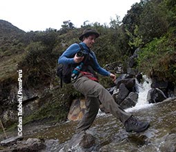 Turista haciendo trekking hacia Choquequirao
