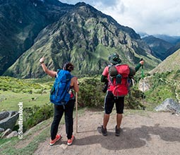 Turistas apreciando la ciudadela de Machu Picchu