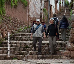 Touristes marchant dans les rues de Cusco