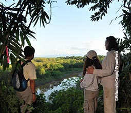 Touristes et un guide touristique à un mirador de la rivière Tambopata