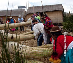 Danseurs de la communauté Taquile sur le lac Titicaca