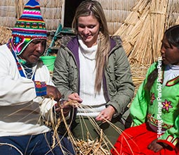 Touristes et artisans à Uros
