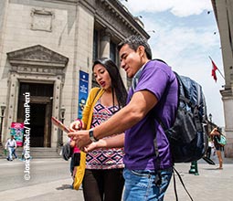 Touristes se promenant dans le centre historique de Lima