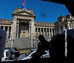 Touriste visitant le Centre Historique de Lima