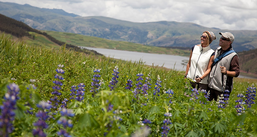Touristes dans la Vallée Sacrée admirant la flore et la faune