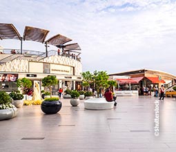 Shopping et découverte des centres commerciaux et des marchés d’artisanat.