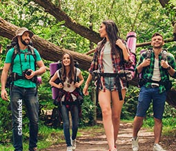 Touristes marchant dans la jungle péruvienne
