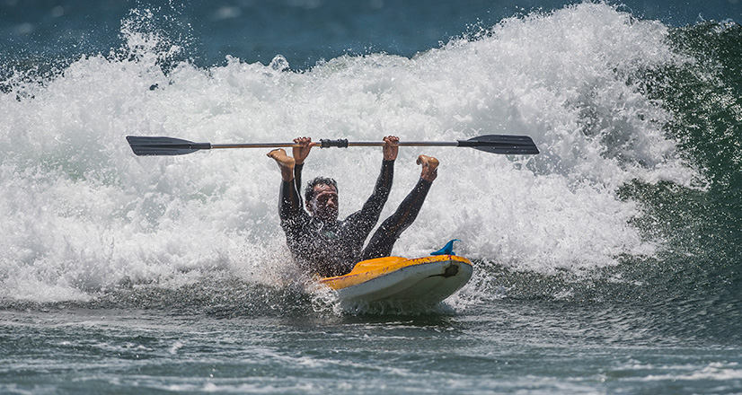 Touriste dans les vagues de la mer de Piurano