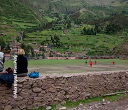 Touristes regardant un match de football.
