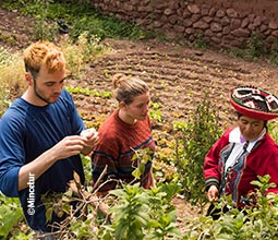 Touriste apprenant les coutumes des habitants de Cusco.