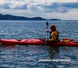 Kayak dans les eaux de Llachón, sur le lac Titicaca.