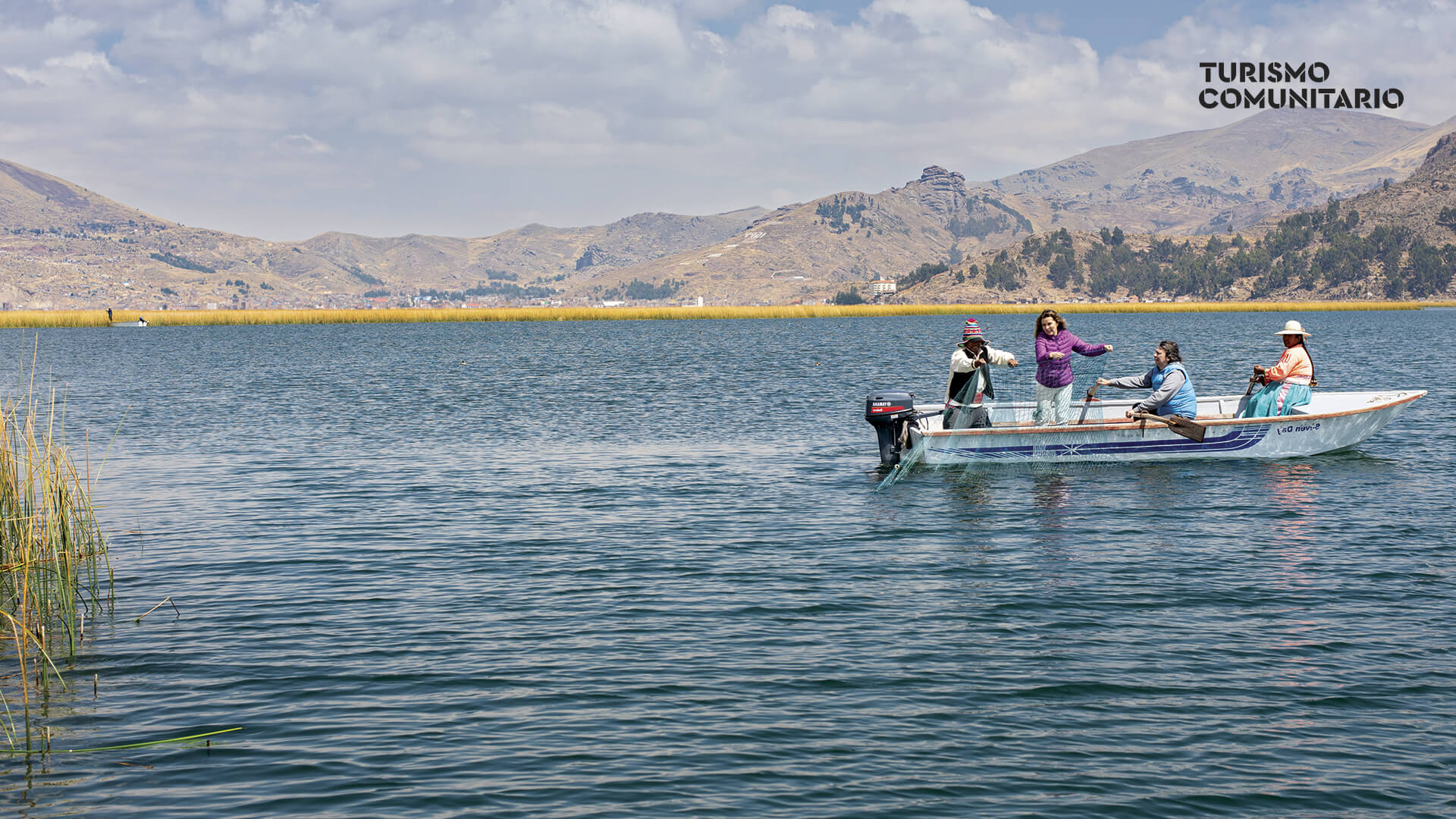 Touristes naviguant dans les îles Uros