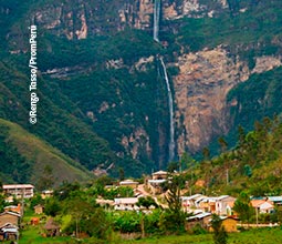 Cocachimba ville avec la cascade de Gocta en arrière-plan.