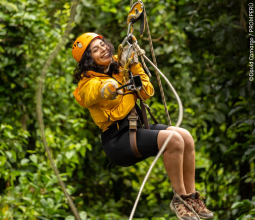 turista-realizando-canopy-en-el-amazonas-peru-2