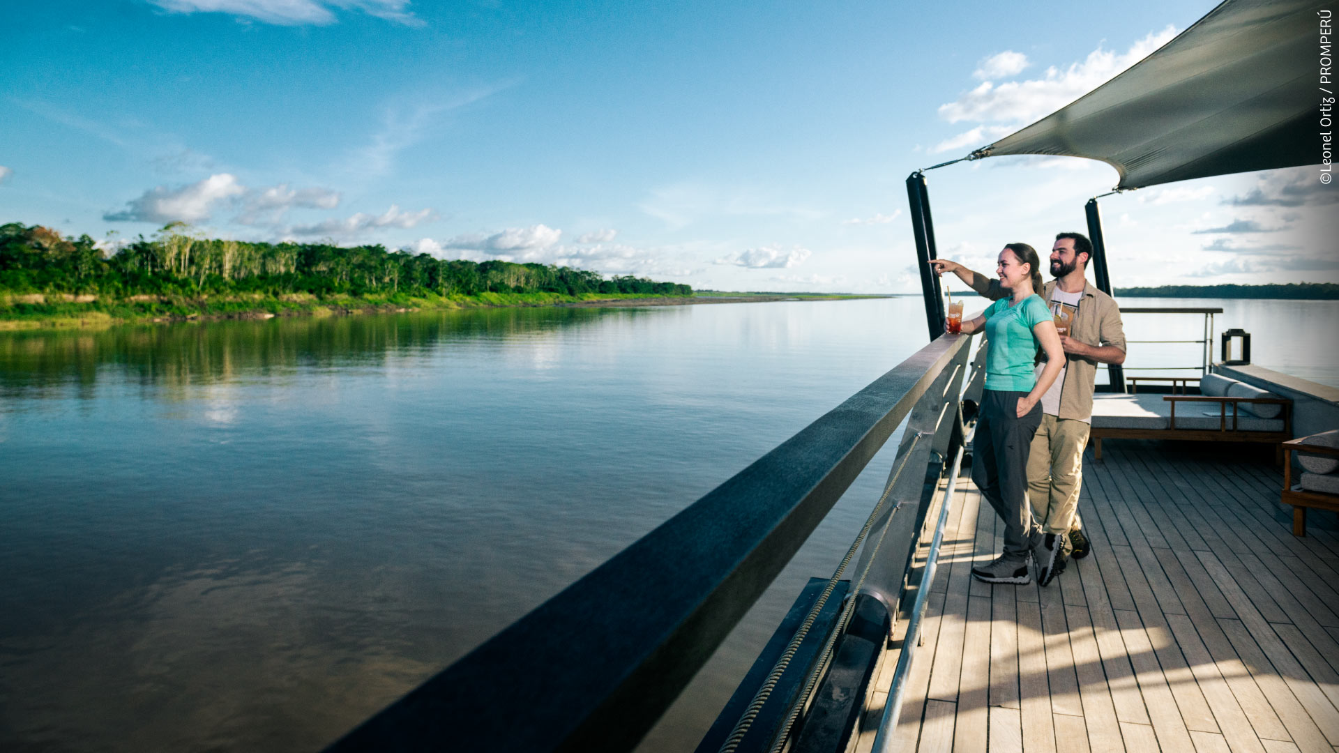 Couple profitant d’une croisière sur le fleuve Amazone, Loreto.