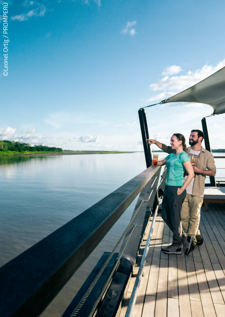 Couple profitant d’une croisière sur le fleuve Amazone, Loreto.