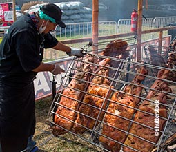 Preparazione del maiale sul palo