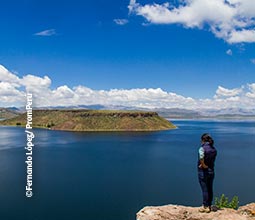 Turista al Lago Titicaca