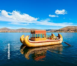 Barca di totora sul lago