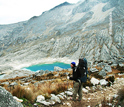 Turista apprezzando la laguna sulla cordigliera peruviana