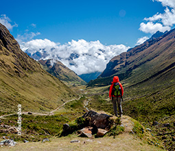 Turista e la montagna innevata