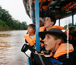 Turisti mentre navigano lungo il fiume Tambopata