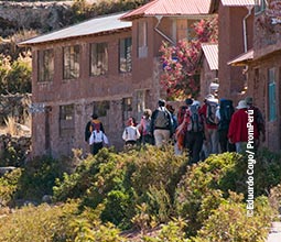 Turisti e abitanti di Uros sulle rive del Titicaca