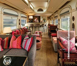 ペルーのシエラを電車で旅行する観光客