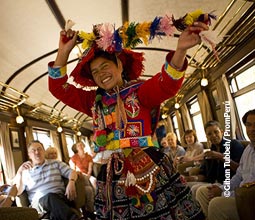 ペルーのシエラを電車で旅行する観光客