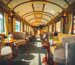 ペルーのシエラを電車で旅行する観光客