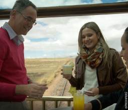 turistas-disfrutando-en-tren-ruta-arequipa-mosaico5