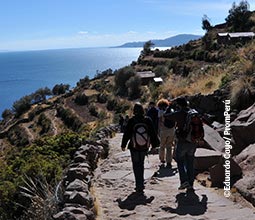 タキレ島とチチカカ湖を訪ねる観光客