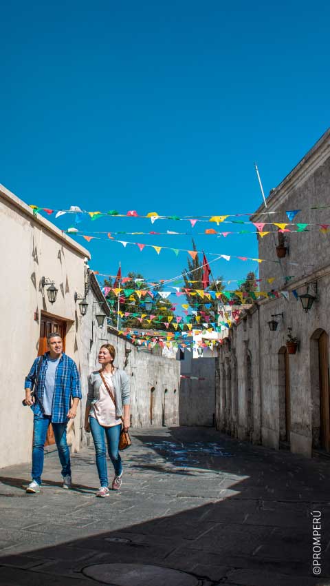 サン・ラサロ地区を歩く観光客（アレキパ）