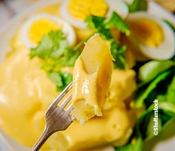 Preparação de papa (batata) a la huancaína em Lima