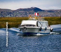 Barco navegando pelas águas do Lago Titicaca