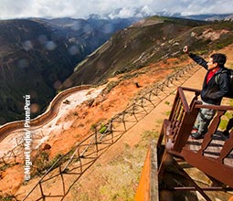 Turista no mirante de Chachapoyas