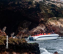 Barco navegando pelo mar de Ica