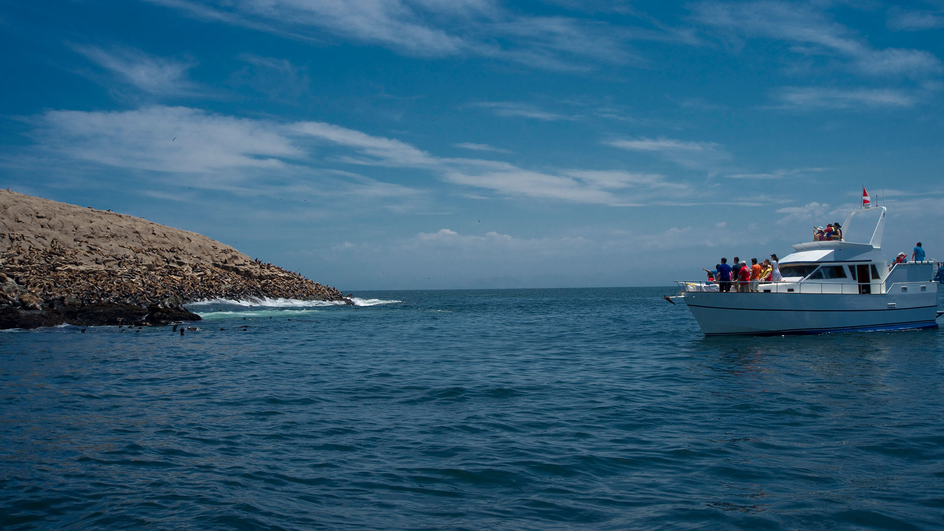 Passeio de iate pelo mar de Ica