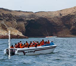 Iate com turistas nas Ilhas Ballestas