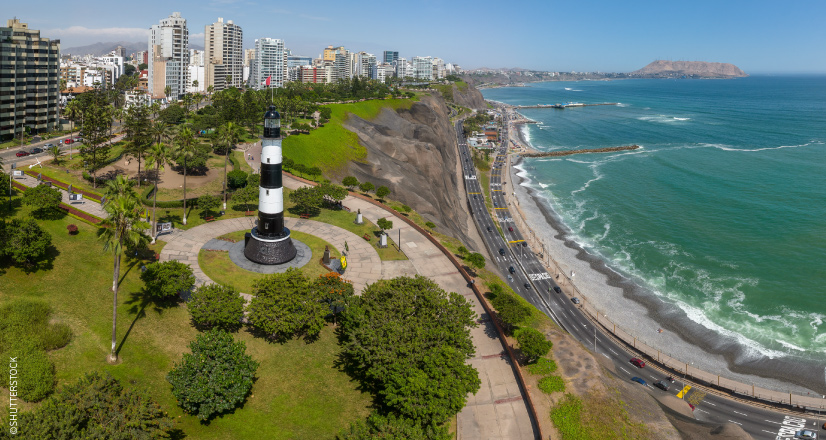 Vista aérea do farol de Miraflores e do mar em um dia ensolarado.