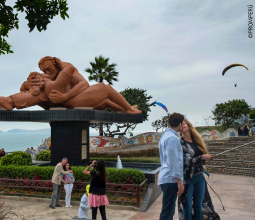 parque-del-amor-estatua-del-beso-mosaico4