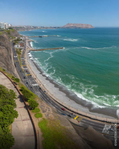 Vista aérea do farol de Miraflores sob sol radiante