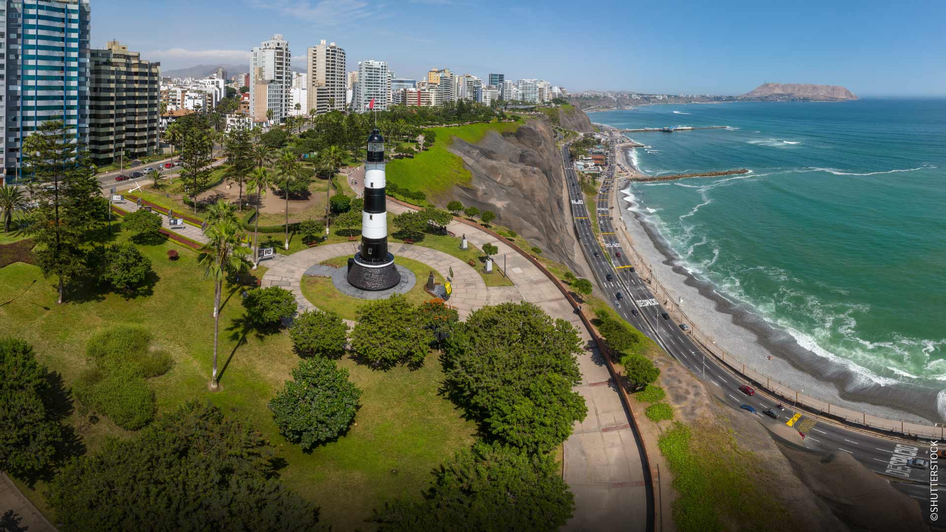 Vista aérea do farol de Miraflores sob sol radiante