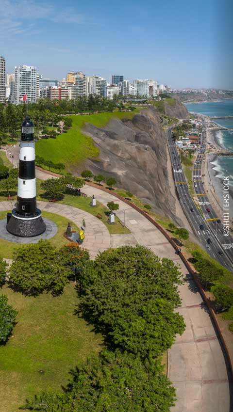 Vista aérea do farol de Miraflores sob sol radiante