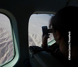 Turista sobrevoando as linhas de Nasca