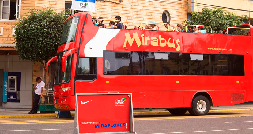 Turistas em um ônibus panorâmico em percorrendo  Lima