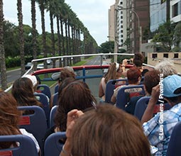 Turistas em um ônibus panorâmico percorrendo  Lima