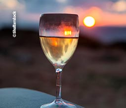 Vinho em piquenique em Paracas